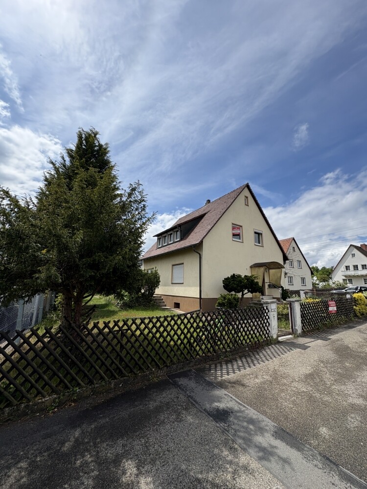 Straßenansicht mit Vorgarten