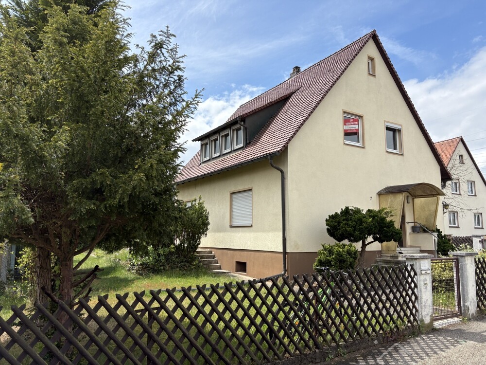 Giebelseite mit Grünfläche
