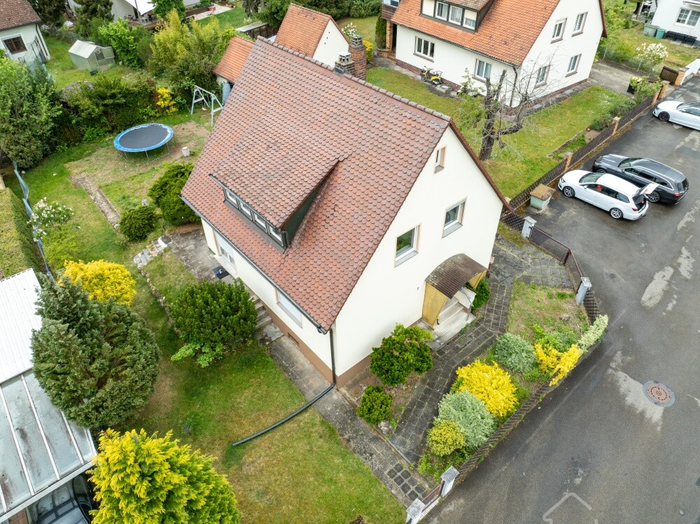 Luftbild mit Garten und Garage