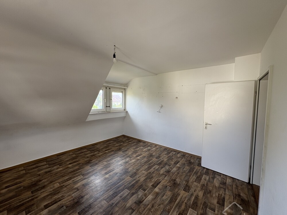 Zimmer mit Dachschräge