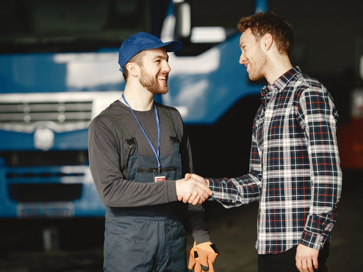 Handschlag zwischen Handwerker und Partner – Wir halten zusammen
